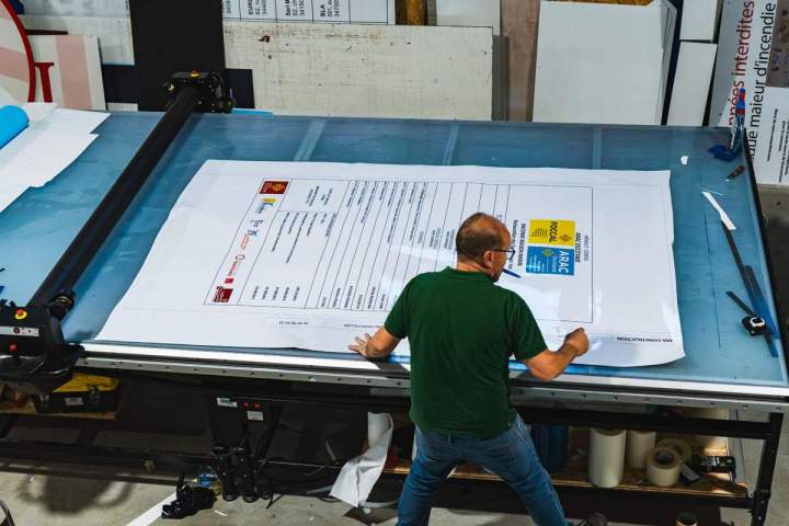 FLASH ENSEIGNE SARL 09